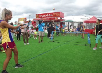 Sania Mirza tries out some Aussie rules football | Brisbane International 2017