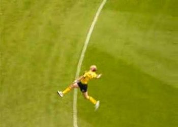 Aussie rules backwards throw in