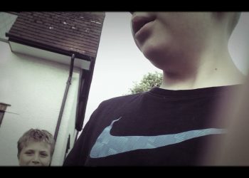 How 2 play Aussie rules football