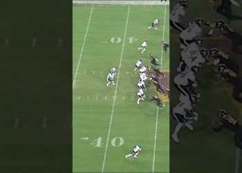 Protection leads to explosive plays to DJ Moore #bears #football #shorts