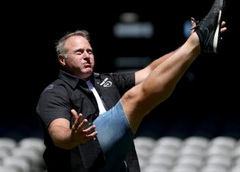 AFL great stops robbery, chases thief at Victorian shopping centre