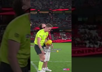 Rumour has it that the coin hasn't dropped to this day… #afl #cointoss